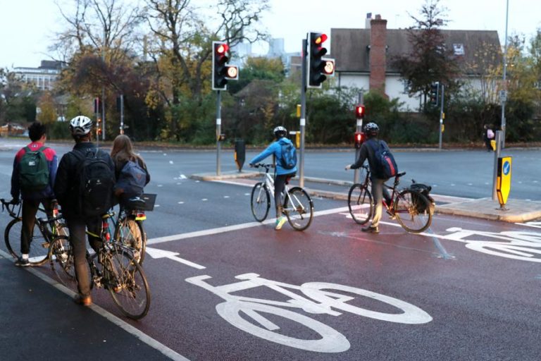 codice della strada biciclette striscie pedonali